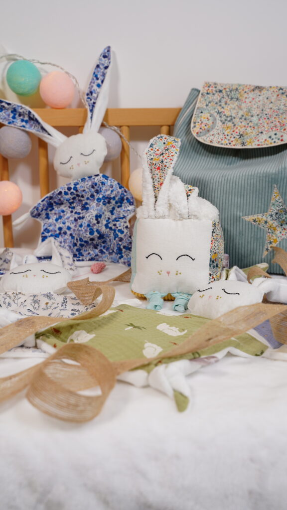 Doudou lapin cube d'éveil sac à dos